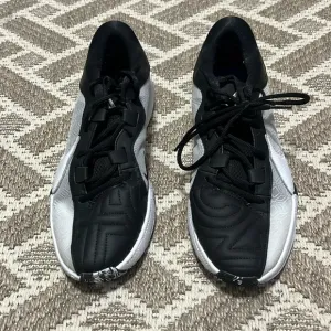 Nike Giannis Freak 5 9.5 Black and white Mens basketball shoes