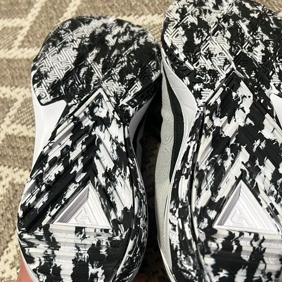 Nike Giannis Freak 5 9.5 Black and white Mens basketball shoes