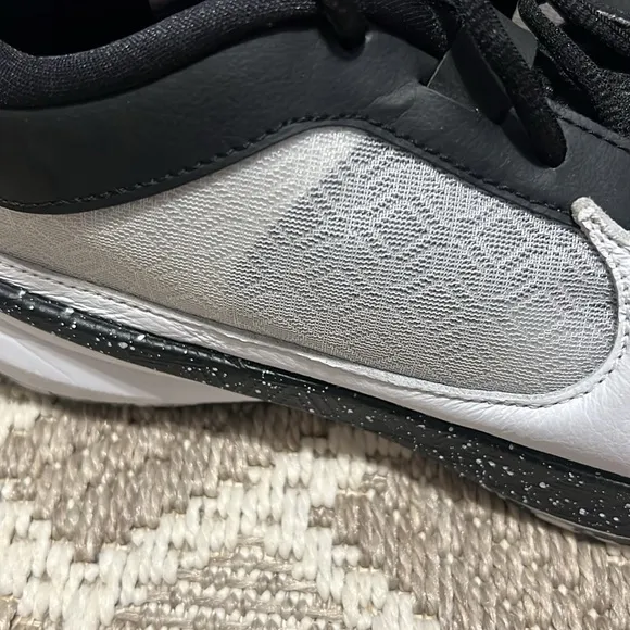 Nike Giannis Freak 5 9.5 Black and white Mens basketball shoes