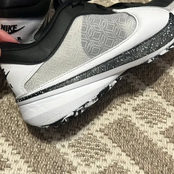 Nike Giannis Freak 5 9.5 Black and white Mens basketball shoes