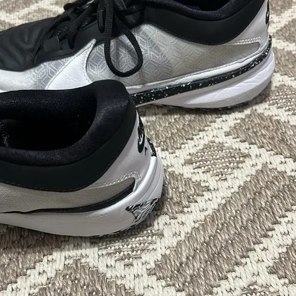 Nike Giannis Freak 5 9.5 Black and white Mens basketball shoes