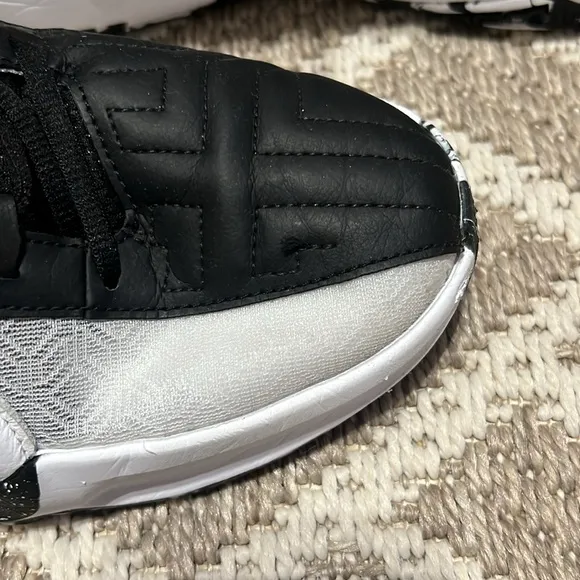 Nike Giannis Freak 5 9.5 Black and white Mens basketball shoes