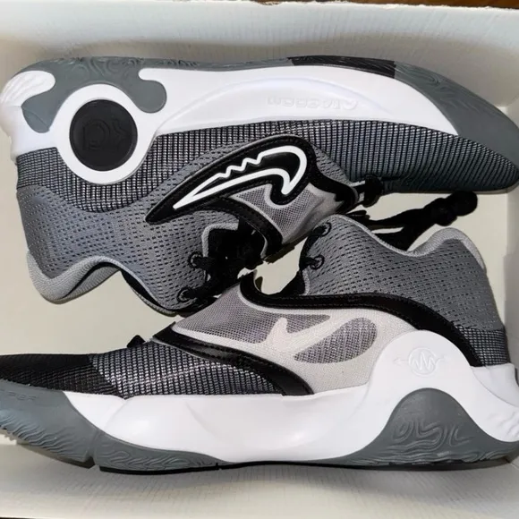 Nike Gray and Black Athletic Shoes with Modern Silhouette