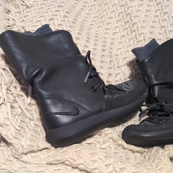 Nike Roshe 2 Hi Flyknit Slouch Black Leather Athletic Boots