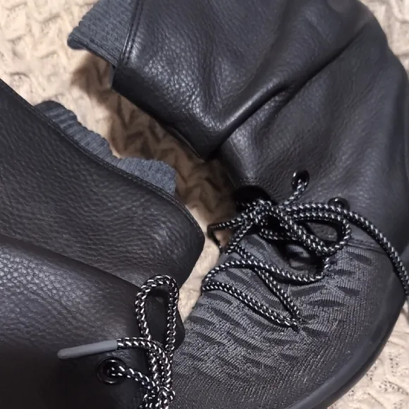 Nike Roshe 2 Hi Flyknit Slouch Black Leather Athletic Boots