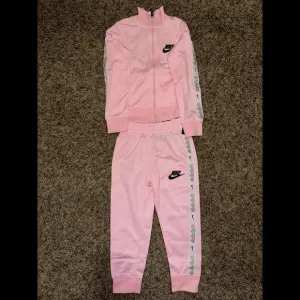 Nike Toddle (Girl’s) VDay Tricot Logo Tape Pink Jacket &amp; Sweats Tracksuit