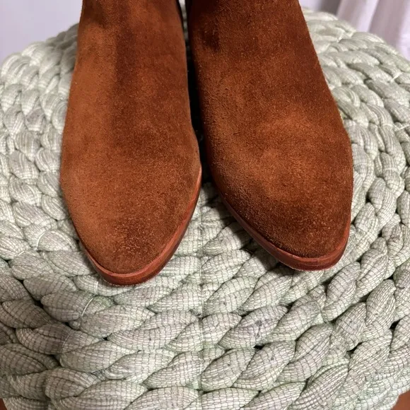 Nisolo Leather Pull On Nutmeg Brown Suede Almond Toe Flat Chelsea Ankle Boots