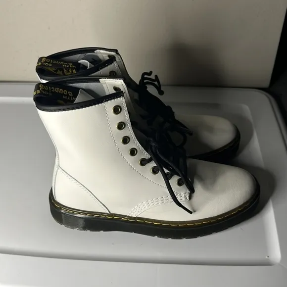 NWOB Dr. Martin's 1460 Bex White Smooth Leather Lace Up Boots Size 7