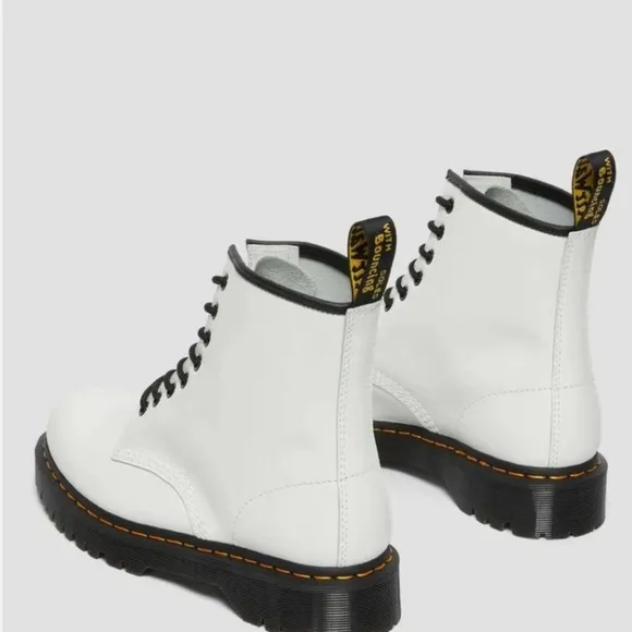 NWOB Dr. Martin's 1460 Bex White Smooth Leather Lace Up Boots Size 7