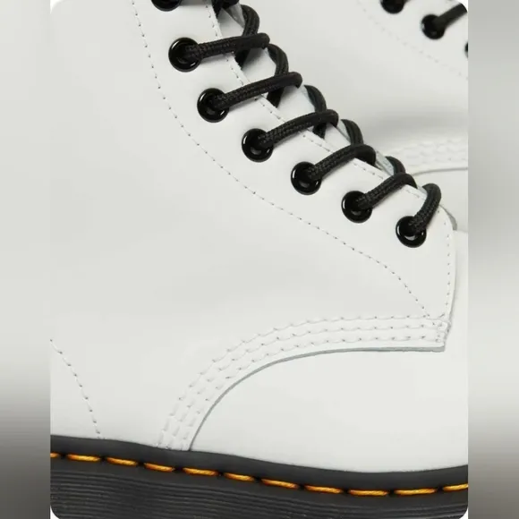 NWOB Dr. Martin's 1460 Bex White Smooth Leather Lace Up Boots Size 7