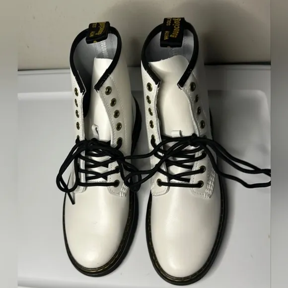 NWOB Dr. Martin's 1460 Bex White Smooth Leather Lace Up Boots Size 7