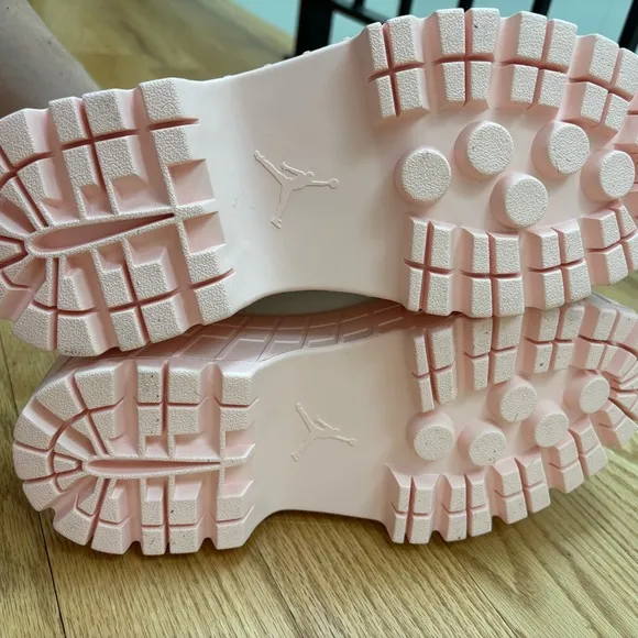 NWOB Nike White and Pink Air Jordan 1 Brooklyn Boots