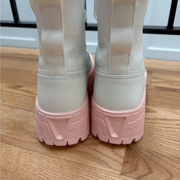 NWOB Nike White and Pink Air Jordan 1 Brooklyn Boots