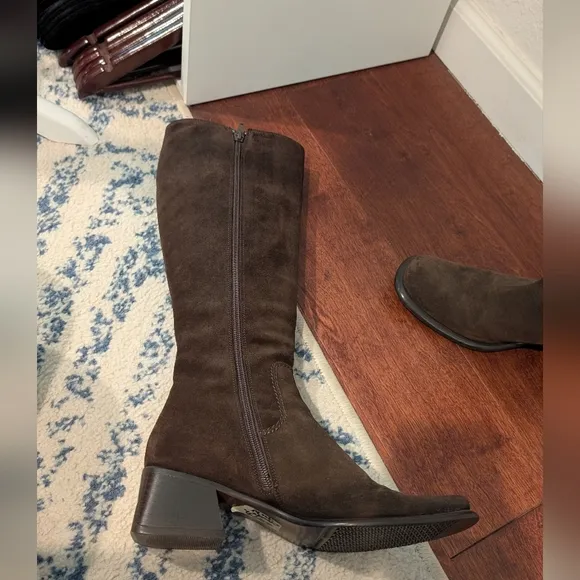 NWOB Saks Fifth Avenue Italian Made Chocolate Brown Knee-High Suede Boots Size 7