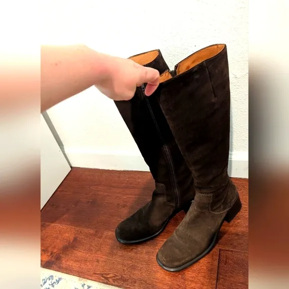 NWOB Saks Fifth Avenue Italian Made Chocolate Brown Knee-High Suede Boots Size 7