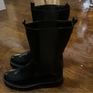 NWOT Kurt Geiger London Women’s Stint Black Leather Chelsea Boots Sz 40