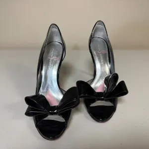 NWOT PARIS HILTON Stiletto Heel Shoes 8.5 Black Patent Leather Bow Peep Toe Pump