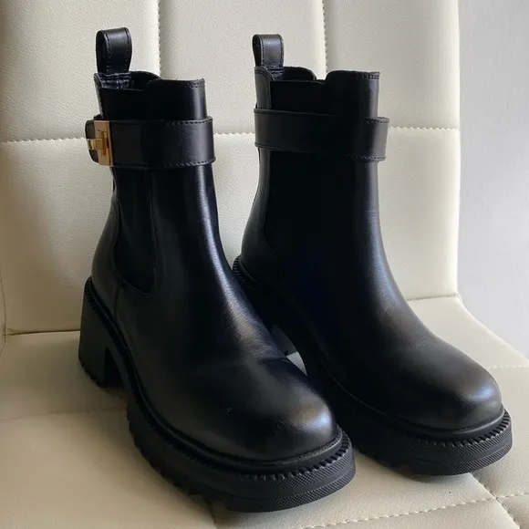 NWOT Steve Madden Gates Ankle Boots