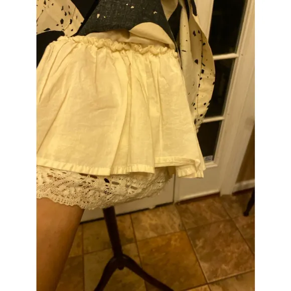 NWOT WE VERA BLACK &amp; OFF WHITE FLORAL SKIRT SIZE 12