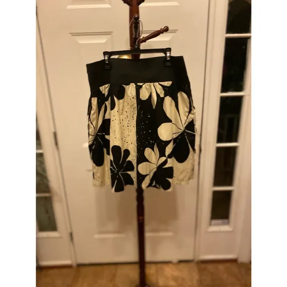 NWOT WE VERA BLACK &amp; OFF WHITE FLORAL SKIRT SIZE 12