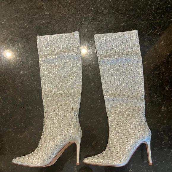 NWT Azalea Wang Lynlee Silver Rhinestone Pearl Knee High Stiletto Boot Size 7.5