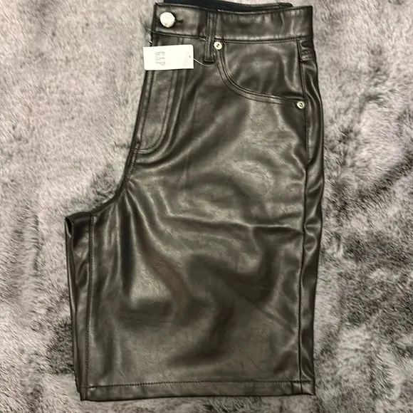 NWT Gap Faux Leather Bermuda Black Flat Front Shorts Size 29 / 8 Regular