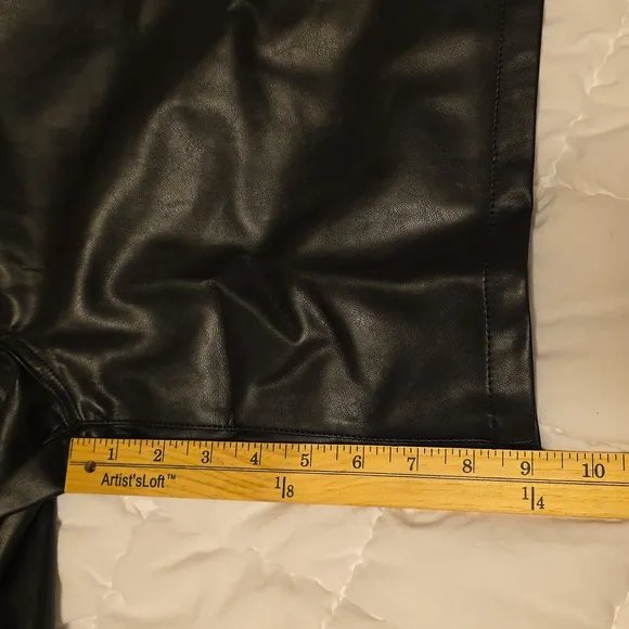 NWT Gap Faux Leather Bermuda Black Flat Front Shorts Size 29 / 8 Regular