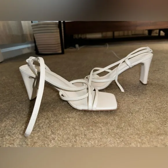 NWT HELLO MOLLY STRAP WHITE HEELS 3&quot;