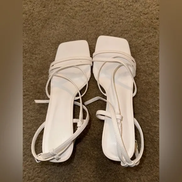NWT HELLO MOLLY STRAP WHITE HEELS 3&quot;
