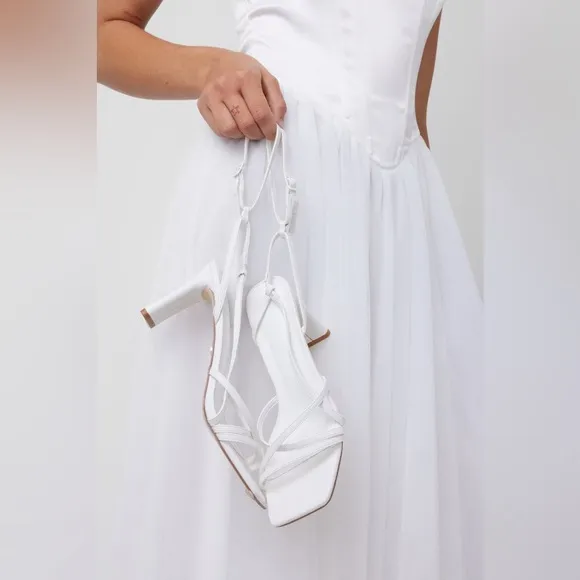 NWT HELLO MOLLY STRAP WHITE HEELS 3&quot;