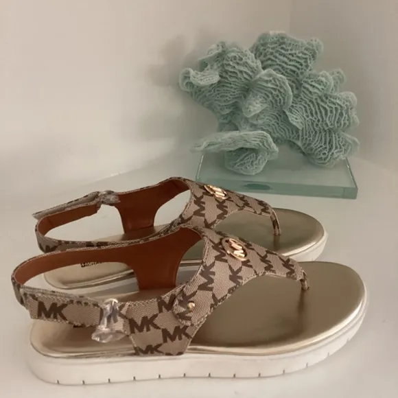 NWT MICHAEL KORS THONG SANDALS SHOES LOGO PLAQUE MONOGRAM BROWN/TAN 6.5 EUR 37