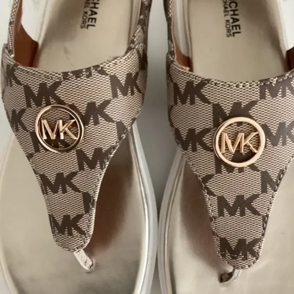 NWT MICHAEL KORS THONG SANDALS SHOES LOGO PLAQUE MONOGRAM BROWN/TAN 6.5 EUR 37