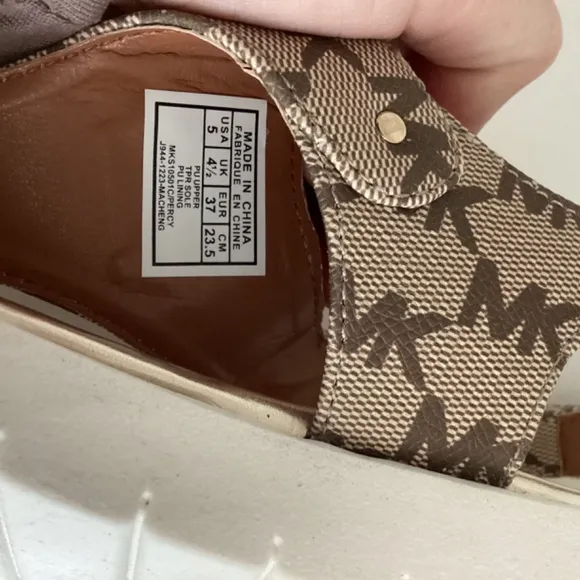 NWT MICHAEL KORS THONG SANDALS SHOES LOGO PLAQUE MONOGRAM BROWN/TAN 6.5 EUR 37