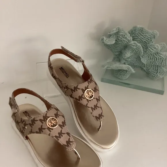 NWT MICHAEL KORS THONG SANDALS SHOES LOGO PLAQUE MONOGRAM BROWN/TAN 6.5 EUR 37