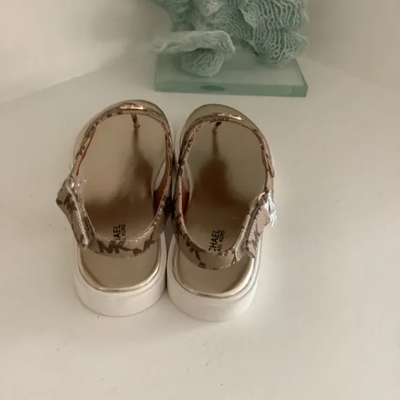 NWT MICHAEL KORS THONG SANDALS SHOES LOGO PLAQUE MONOGRAM BROWN/TAN 6.5 EUR 37
