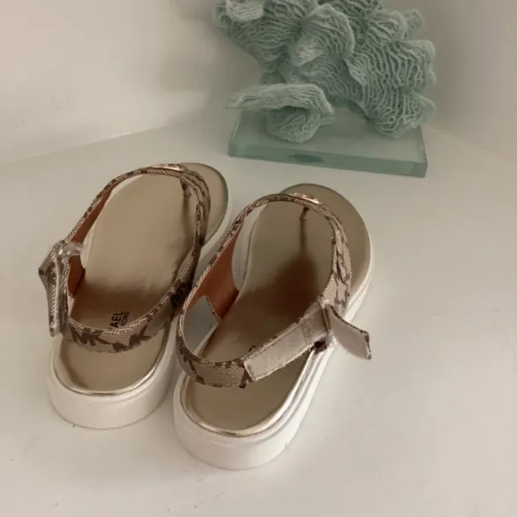 NWT MICHAEL KORS THONG SANDALS SHOES LOGO PLAQUE MONOGRAM BROWN/TAN 6.5 EUR 37
