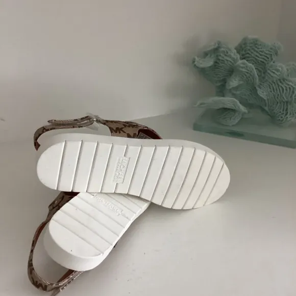 NWT MICHAEL KORS THONG SANDALS SHOES LOGO PLAQUE MONOGRAM BROWN/TAN 6.5 EUR 37
