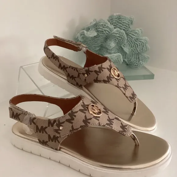 NWT MICHAEL KORS THONG SANDALS SHOES LOGO PLAQUE MONOGRAM BROWN/TAN 6.5 EUR 37