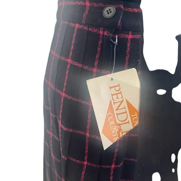 NWT Pendleton Dark Blue and Pink Wool Skirt  Size 10  Pleated &quot; Plaid Vtg