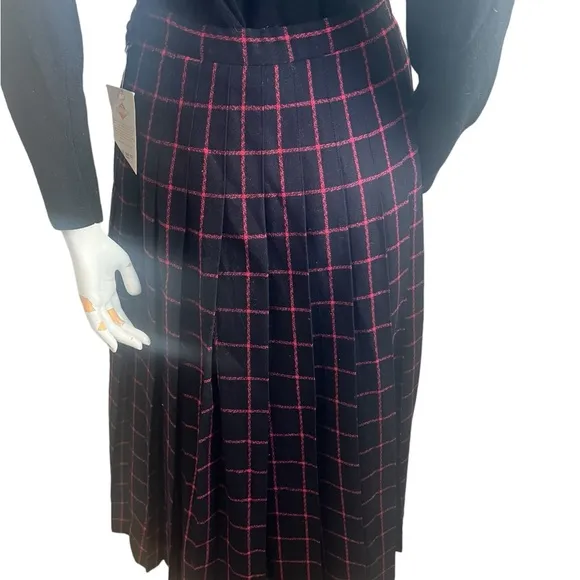 NWT Pendleton Dark Blue and Pink Wool Skirt  Size 10  Pleated &quot; Plaid Vtg