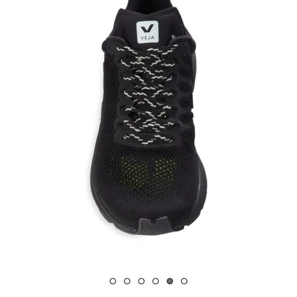 NWT Veja black sneakers EU size 40 (women’s 8 1/2-9/men’s 7).Brand new with box.