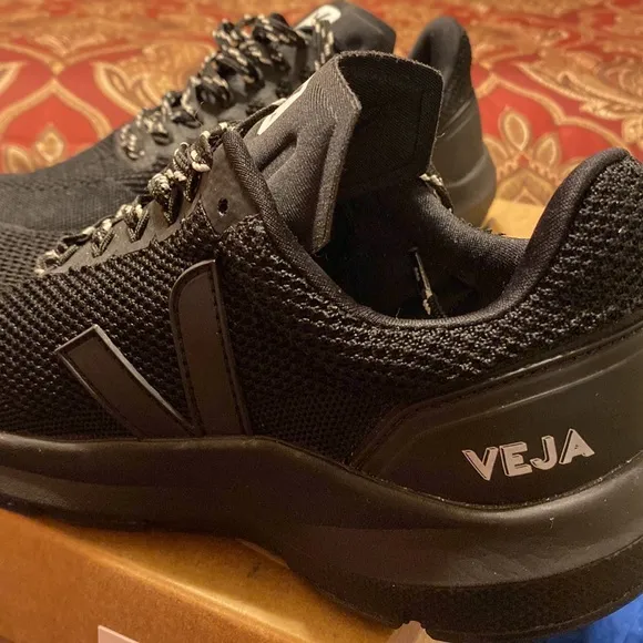 NWT Veja black sneakers EU size 40 (women’s 8 1/2-9/men’s 7).Brand new with box.