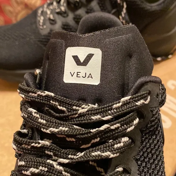 NWT Veja black sneakers EU size 40 (women’s 8 1/2-9/men’s 7).Brand new with box.