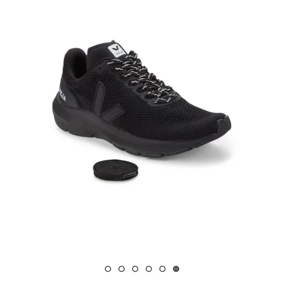 NWT Veja black sneakers EU size 40 (women’s 8 1/2-9/men’s 7).Brand new with box.