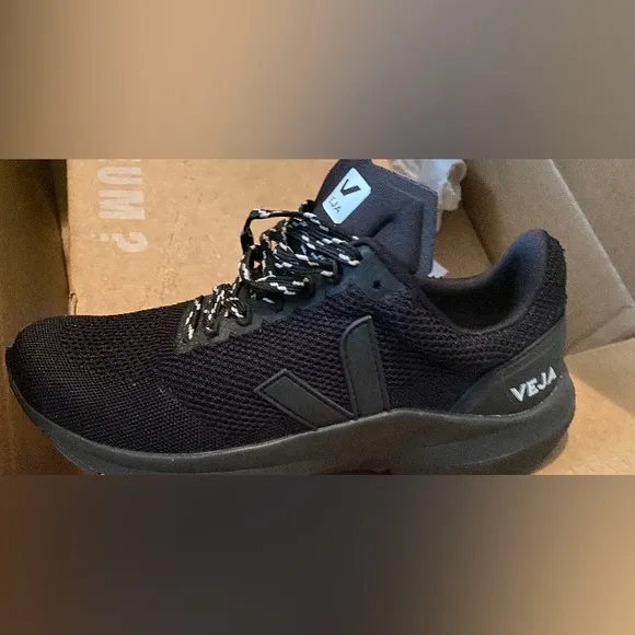 NWT Veja black sneakers EU size 40 (women’s 8 1/2-9/men’s 7).Brand new with box.