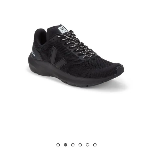NWT Veja black sneakers EU size 40 (women’s 8 1/2-9/men’s 7).Brand new with box.