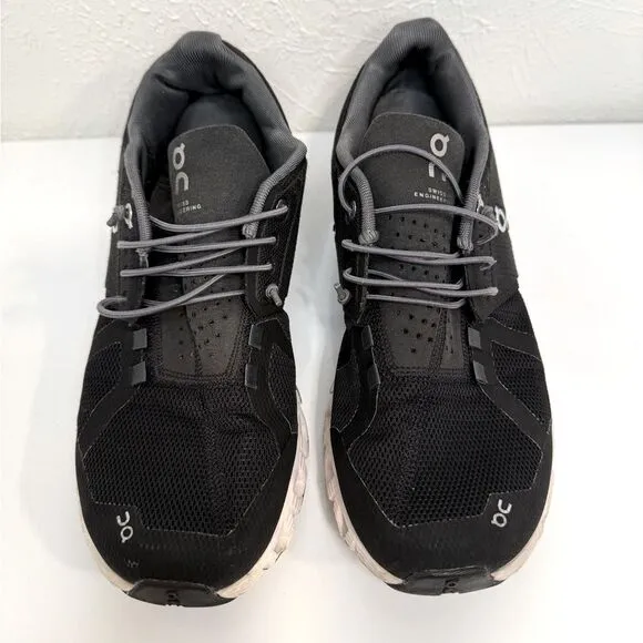 On cloud women’s black and white running shoes, size 9