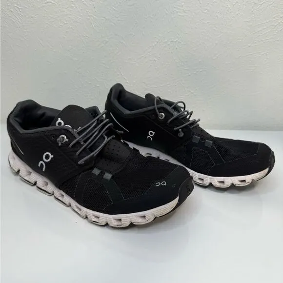 On cloud women’s black and white running shoes, size 9