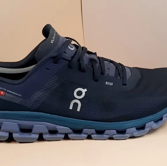 On Cloudflow 4 Running Shoes