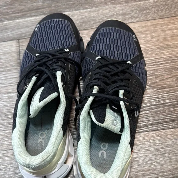 On Running Black and mint Athletic Shoes woman’s size 7.5  (b82)
